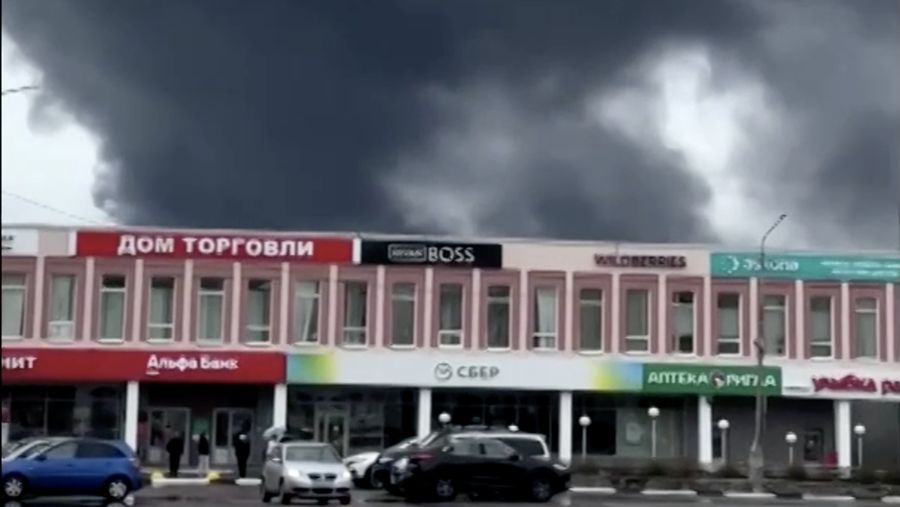 Ukraina melancarkan serangan pesawat nirawak besar-besaran terhadap pesawat militer Rusia pada hari Minggu (1/6/2025). (Tangkapan Layar Video Reuters/)