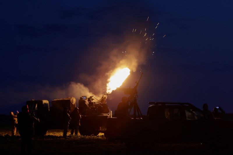 UKRAINE-CRISIS/AIR-DEFENCE Servicemen from the mobile air defence unit of the 115th Separate Mechanized Brigade of the Ukrainian Armed Forces fire a ZU-23-2 anti-aircraft cannon towards a Russian drone during an overnight shift, amid Russia's attack on Ukraine, in Kharkiv Region, Ukraine June 2, 2025. REUTERS/Sofiia Gatilova