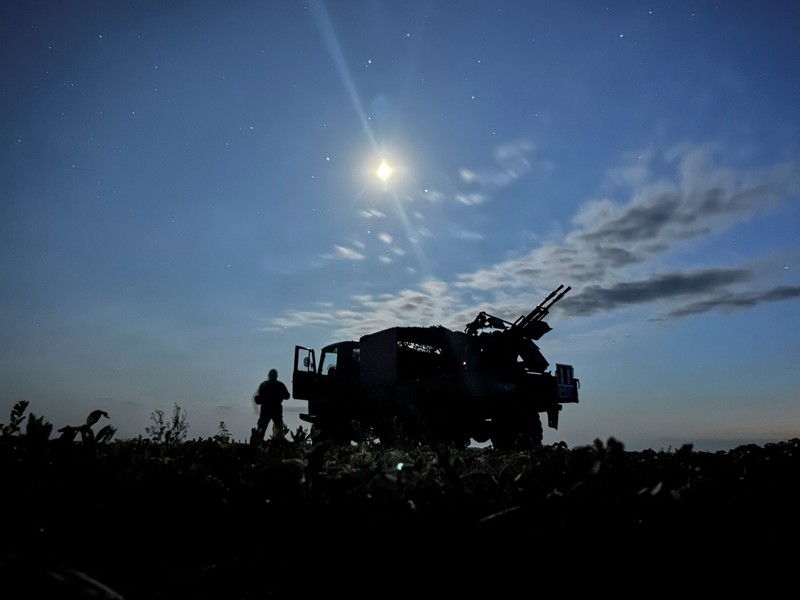 UKRAINE-CRISIS/AIR-DEFENCE Servicemen from the mobile air defence unit of the 115th Separate Mechanized Brigade of the Ukrainian Armed Forces fire a ZU-23-2 anti-aircraft cannon towards a Russian drone during an overnight shift, amid Russia's attack on Ukraine, in Kharkiv Region, Ukraine June 2, 2025. REUTERS/Sofiia Gatilova