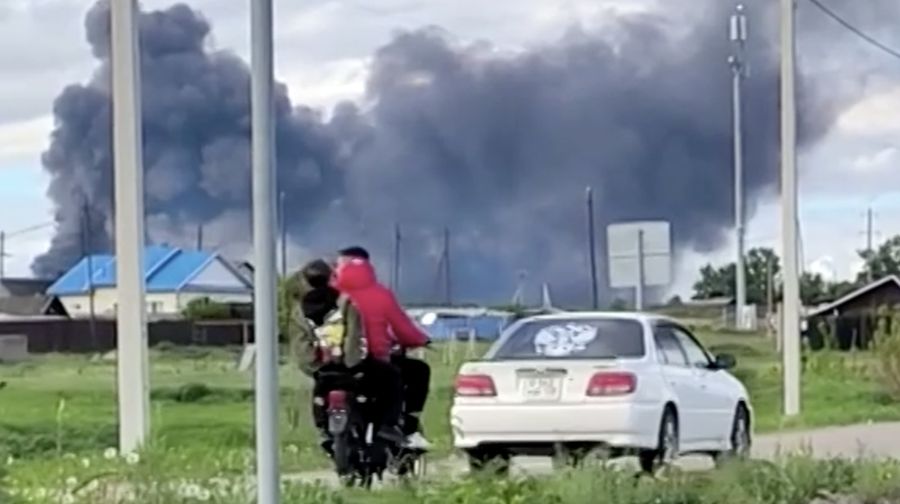 Ukraina melancarkan serangan pesawat nirawak besar-besaran terhadap pesawat militer Rusia pada hari Minggu (1/6/2025). (Tangkapan Layar Video Reuters/)