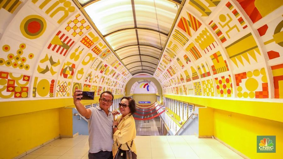 Warga melintasi tangga pada lorong Mal Blok M yang kini berganti nama jadi Blok M Hub di Jakarta, Senin (2/6/2025). Warga melintasi tangga pada lorong Mal Blok M yang kini berganti nama jadi Blok M Hub di Jakarta, Senin (2/6/2025). (CNBC Indonesia/Faisal Rahman)