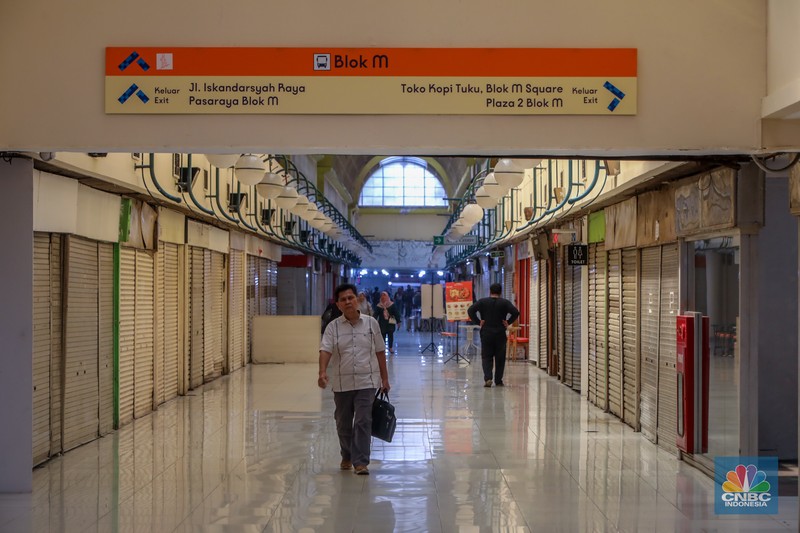 Warga melintasi tangga pada lorong Mal Blok M yang kini berganti nama jadi Blok M Hub di Jakarta, Senin (2/6/2025). (CNBC Indonesia/Faisal Rahman)