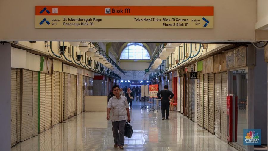 Warga melintasi tangga pada lorong Mal Blok M yang kini berganti nama jadi Blok M Hub di Jakarta, Senin (2/6/2025). (CNBC Indonesia/Faisal Rahman)