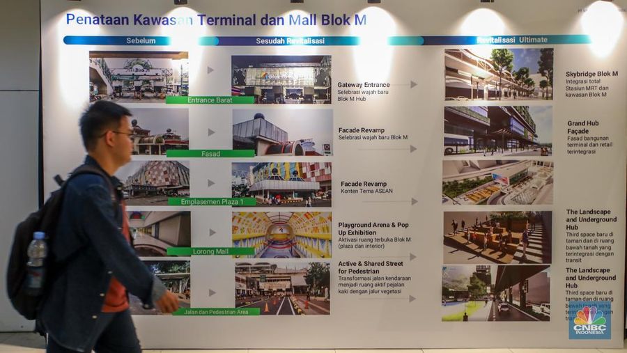 Warga melintasi tangga pada lorong Mal Blok M yang kini berganti nama jadi Blok M Hub di Jakarta, Senin (2/6/2025). (CNBC Indonesia/Faisal Rahman)