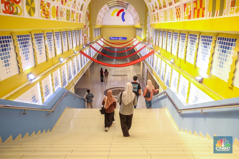 Warga melintasi tangga pada lorong Mal Blok M yang kini berganti nama jadi Blok M Hub di Jakarta, Senin (2/6/2025). (CNBC Indonesia/Faisal Rahman)