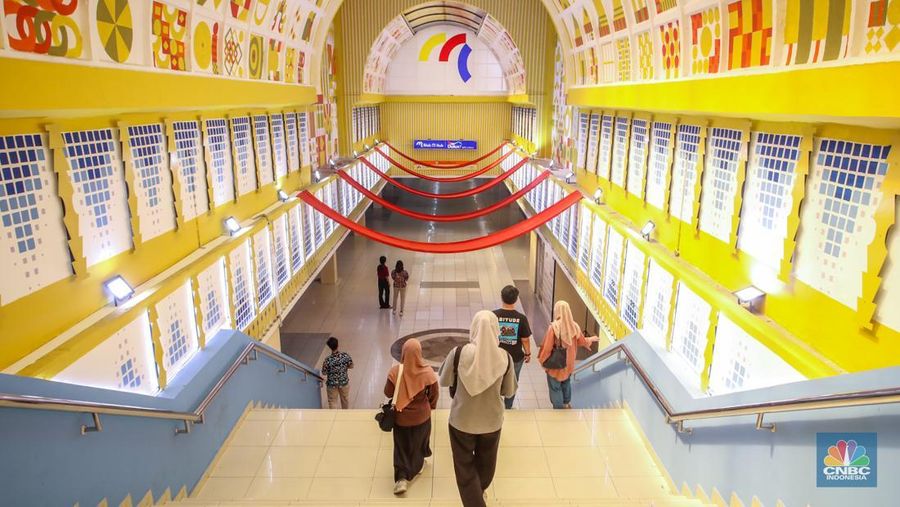 Warga melintasi tangga pada lorong Mal Blok M yang kini berganti nama jadi Blok M Hub di Jakarta, Senin (2/6/2025). Warga melintasi tangga pada lorong Mal Blok M yang kini berganti nama jadi Blok M Hub di Jakarta, Senin (2/6/2025). (CNBC Indonesia/Faisal Rahman)