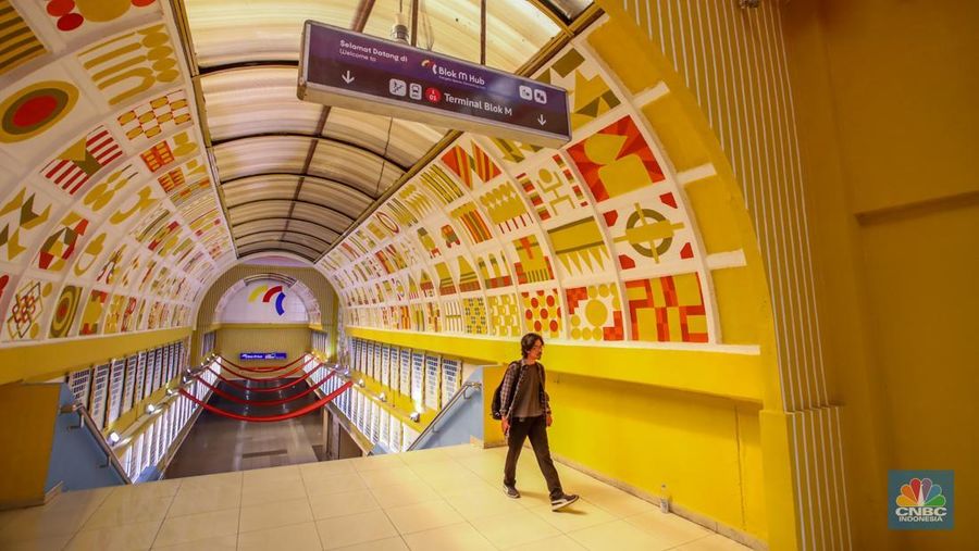 Warga melintasi tangga pada lorong Mal Blok M yang kini berganti nama jadi Blok M Hub di Jakarta, Senin (2/6/2025). Warga melintasi tangga pada lorong Mal Blok M yang kini berganti nama jadi Blok M Hub di Jakarta, Senin (2/6/2025). (CNBC Indonesia/Faisal Rahman)