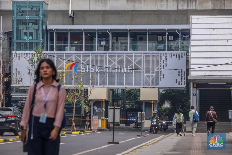 Warga melintasi tangga pada lorong Mal Blok M yang kini berganti nama jadi Blok M Hub di Jakarta, Senin (2/6/2025). (CNBC Indonesia/Faisal Rahman)