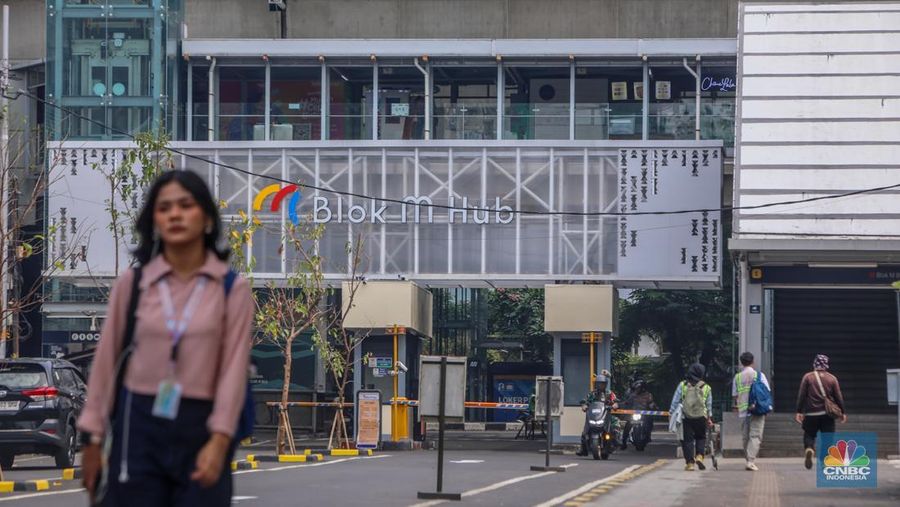 Warga melintasi tangga pada lorong Mal Blok M yang kini berganti nama jadi Blok M Hub di Jakarta, Senin (2/6/2025). Warga melintasi tangga pada lorong Mal Blok M yang kini berganti nama jadi Blok M Hub di Jakarta, Senin (2/6/2025). (CNBC Indonesia/Faisal Rahman)