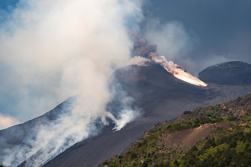 Gumpalan abu vulkanik mengepul dari Gunung Etna, terlihat dari Milo, Italia, 2 Juni 2025. Gumpalan abu vulkanik mengepul dari Gunung Etna, terlihat dari Milo, Italia, 2 Juni 2025. (REUTERS/Marco Restivo)