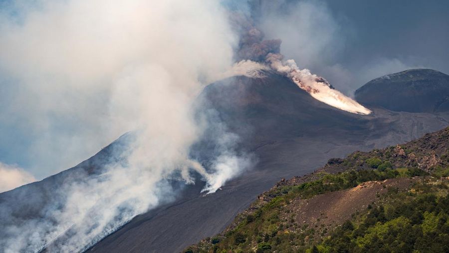 Gumpalan abu vulkanik mengepul dari Gunung Etna, terlihat dari Milo, Italia, 2 Juni 2025. Gumpalan abu vulkanik mengepul dari Gunung Etna, terlihat dari Milo, Italia, 2 Juni 2025. (REUTERS/Marco Restivo)