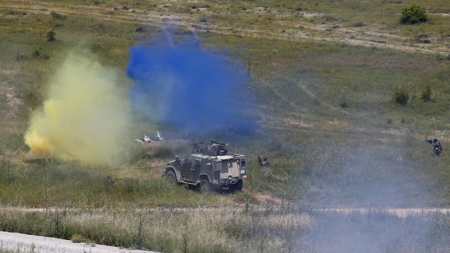 NATO mengadakan latihan militer 'Respon Segera' dengan negara tuan rumah Albania, Bulgaria, Kroasia, Yunani, Kosovo, Montenegro, dan Makedonia Utara, di pangkalan militer Krivolak, Makedonia Utara, 2 Juni 2025. (REUTERS/Ognen Teofilovski)