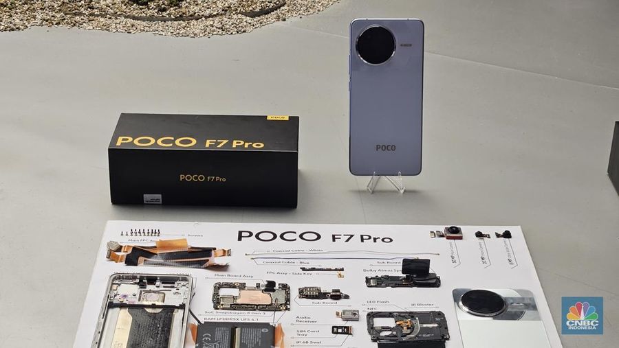 Bongkar Smartphone Poco F7 Pro. (CNBC Indonesia/Intan Rakhmayanti)