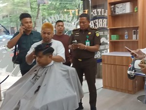 Buron Kasus Pencemaran Lingkungan Ditangkap Saat Potong Rambut
