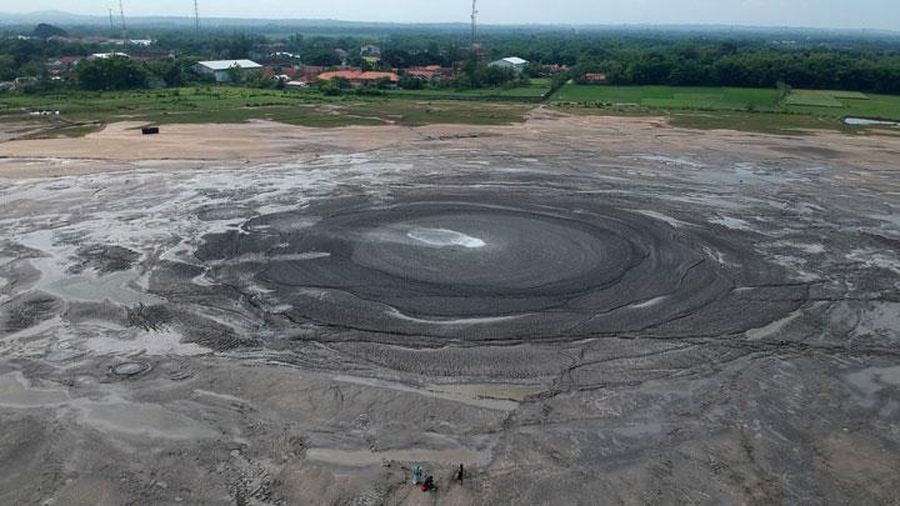Fenomena Mud Volcano di Grobogan: Ketika Gundukan Lumpur Diduga Gunung Api. (Dok. Perpustakaan Fakultas Geografi UGM)