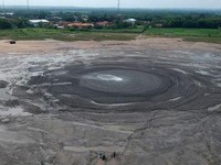 Fenomena Mud Volcano di Grobogan: Ketika Gundukan Lumpur Diduga Gunung Api. (Dok. Perpustakaan Fakultas Geografi UGM)