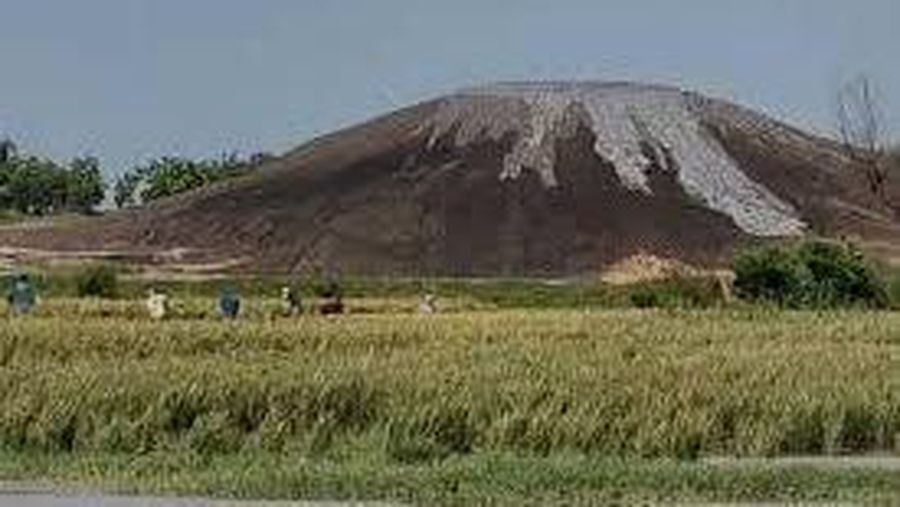 Fenomena Mud Volcano di Grobogan: Ketika Gundukan Lumpur Diduga Gunung Api. (Dok. Perpustakaan Fakultas Geografi UGM)