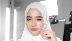 5 Gaya Hijab Clean Look untuk Idul Adha ala Irish Bella hingga Inara Rusli