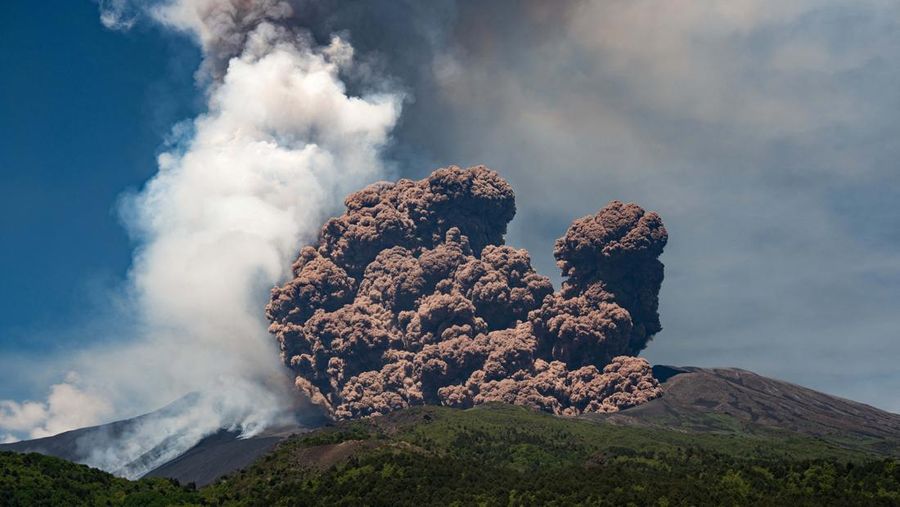 Gumpalan abu vulkanik mengepul dari Gunung Etna, terlihat dari Milo, Italia, 2 Juni 2025. (REUTERS/Marco Restivo)