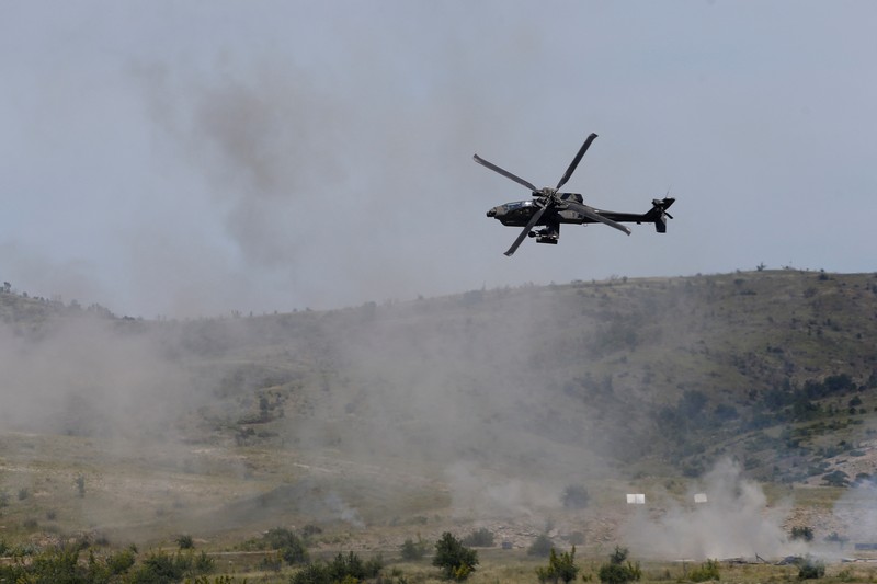 NATO mengadakan latihan militer 'Respon Segera' dengan negara tuan rumah Albania, Bulgaria, Kroasia, Yunani, Kosovo, Montenegro, dan Makedonia Utara, di pangkalan militer Krivolak, Makedonia Utara, 2 Juni 2025. (REUTERS/Ognen Teofilovski)