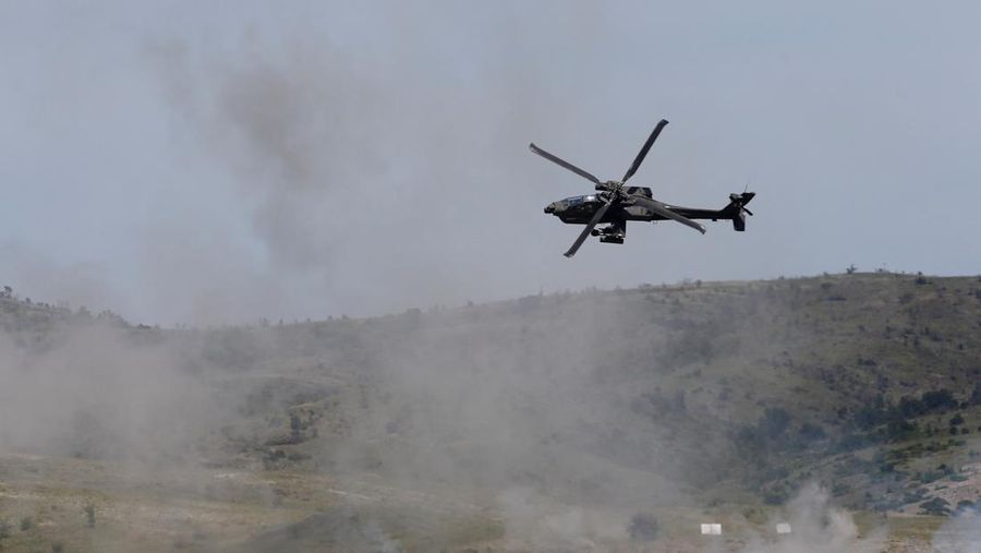 NATO mengadakan latihan militer 'Respon Segera' dengan negara tuan rumah Albania, Bulgaria, Kroasia, Yunani, Kosovo, Montenegro, dan Makedonia Utara, di pangkalan militer Krivolak, Makedonia Utara, 2 Juni 2025. (REUTERS/Ognen Teofilovski)