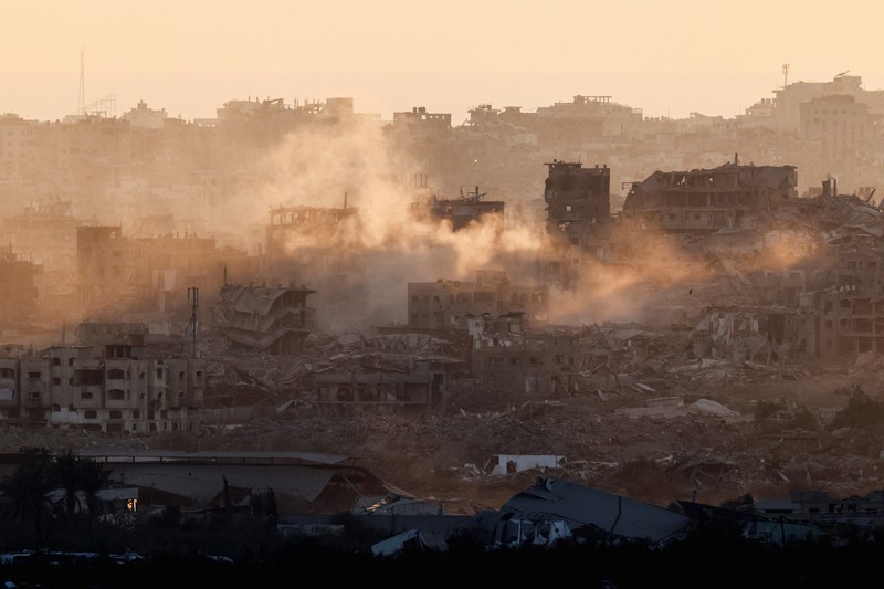 ISRAEL-PALESTINIANS/GAZA Mourners pray near the bodies of Palestinians killed, in what the Gaza health ministry say was Israeli fire near a distribution site in Rafah, at Nasser hospital in Khan Younis, in the southern Gaza Strip, June 3, 2025. REUTERS/Hatem Khaled
