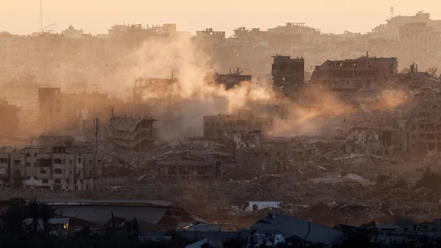 ISRAEL-PALESTINIANS/GAZA Mourners pray near the bodies of Palestinians killed, in what the Gaza health ministry say was Israeli fire near a distribution site in Rafah, at Nasser hospital in Khan Younis, in the southern Gaza Strip, June 3, 2025. REUTERS/Hatem Khaled