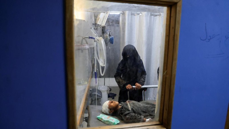 Mourners pray near the bodies of Palestinians killed, in what the Gaza health ministry say was Israeli fire near a distribution site in Rafah, at Nasser hospital in Khan Younis, in the southern Gaza Strip, June 3, 2025. REUTERS/Hatem Khaled