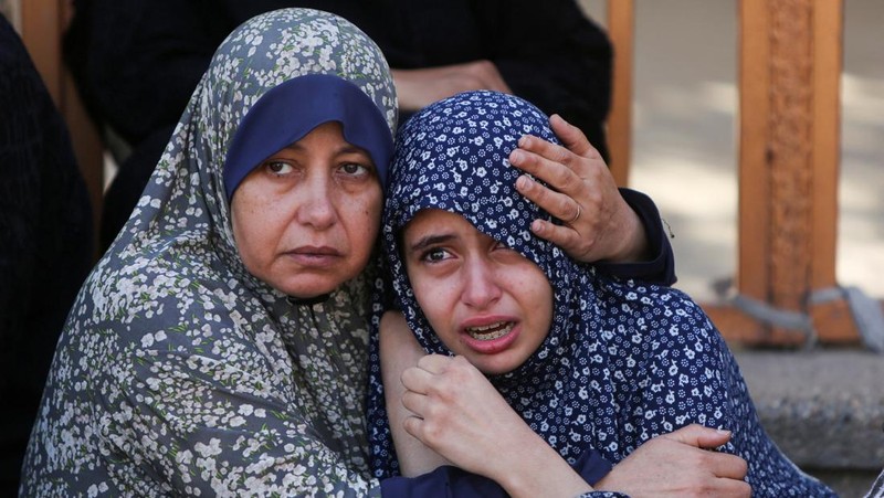 Mourners pray near the bodies of Palestinians killed, in what the Gaza health ministry say was Israeli fire near a distribution site in Rafah, at Nasser hospital in Khan Younis, in the southern Gaza Strip, June 3, 2025. REUTERS/Hatem Khaled