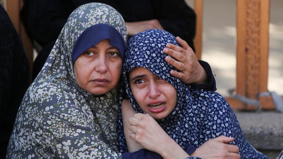 ISRAEL-PALESTINIANS/GAZA Mourners pray near the bodies of Palestinians killed, in what the Gaza health ministry say was Israeli fire near a distribution site in Rafah, at Nasser hospital in Khan Younis, in the southern Gaza Strip, June 3, 2025. REUTERS/Hatem Khaled