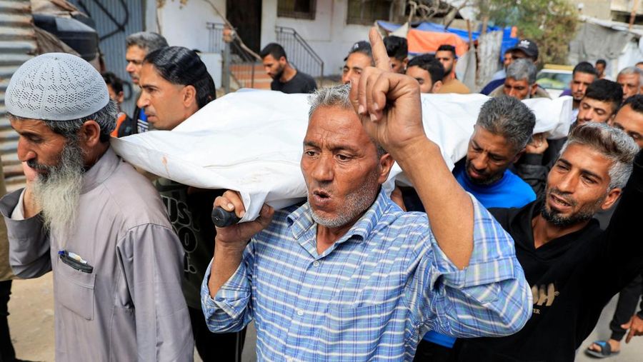 ISRAEL-PALESTINIANS/GAZA Mourners pray near the bodies of Palestinians killed, in what the Gaza health ministry say was Israeli fire near a distribution site in Rafah, at Nasser hospital in Khan Younis, in the southern Gaza Strip, June 3, 2025. REUTERS/Hatem Khaled