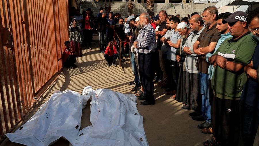 ISRAEL-PALESTINIANS/GAZA Mourners pray near the bodies of Palestinians killed, in what the Gaza health ministry say was Israeli fire near a distribution site in Rafah, at Nasser hospital in Khan Younis, in the southern Gaza Strip, June 3, 2025. REUTERS/Hatem Khaled