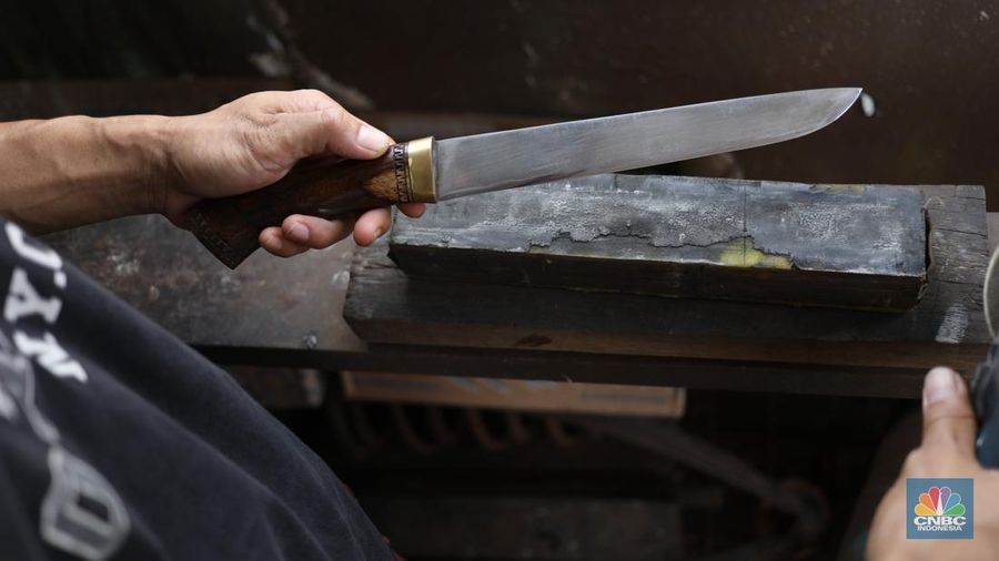 Jelang hari raya Idul Adha, pesanan berupa golok khusus untuk menyembelih hewan hingga pisau kecil mengalami peningkatan. (CNBC Indonesia/Tri Susilo) Jelang hari raya Idul Adha, pesanan berupa golok khusus untuk menyembelih hewan hingga pisau kecil mengalami peningkatan. (CNBC Indonesia/Tri Susilo)