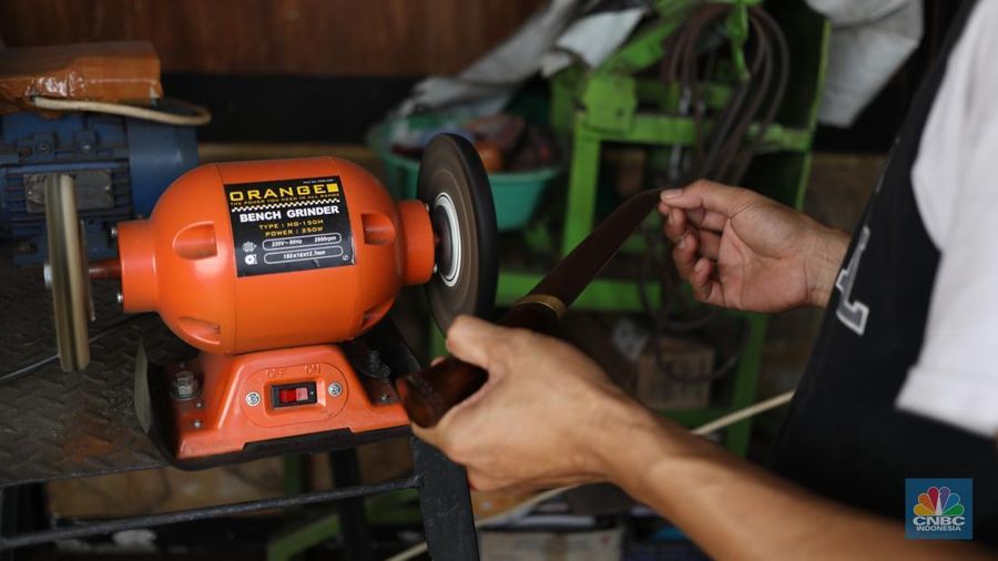 Jelang hari raya Idul Adha, pesanan berupa golok khusus untuk menyembelih hewan hingga pisau kecil mengalami peningkatan. (CNBC Indonesia/Tri Susilo) Jelang hari raya Idul Adha, pesanan berupa golok khusus untuk menyembelih hewan hingga pisau kecil mengalami peningkatan. (CNBC Indonesia/Tri Susilo)