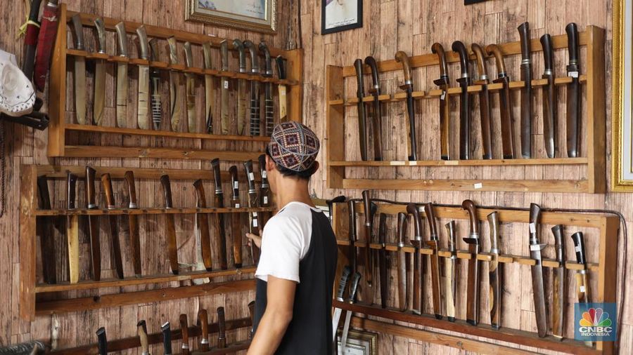 Jelang hari raya Idul Adha, pesanan berupa golok khusus untuk menyembelih hewan hingga pisau kecil mengalami peningkatan. (CNBC Indonesia/Tri Susilo) Jelang hari raya Idul Adha, pesanan berupa golok khusus untuk menyembelih hewan hingga pisau kecil mengalami peningkatan. (CNBC Indonesia/Tri Susilo)