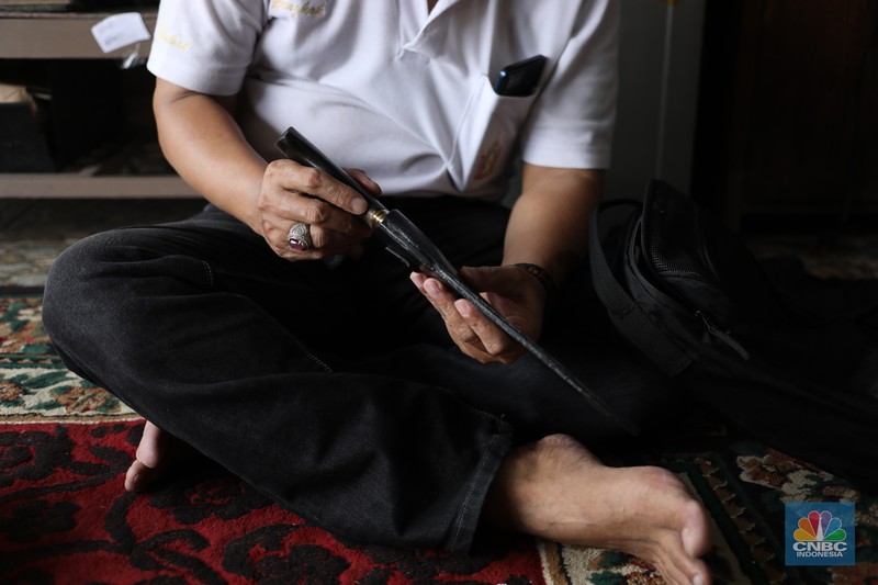 Jelang hari raya Idul Adha, pesanan berupa golok khusus untuk menyembelih hewan hingga pisau kecil mengalami peningkatan. (CNBC Indonesia/Tri Susilo)