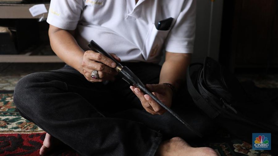 Jelang hari raya Idul Adha, pesanan berupa golok khusus untuk menyembelih hewan hingga pisau kecil mengalami peningkatan. (CNBC Indonesia/Tri Susilo) Jelang hari raya Idul Adha, pesanan berupa golok khusus untuk menyembelih hewan hingga pisau kecil mengalami peningkatan. (CNBC Indonesia/Tri Susilo)