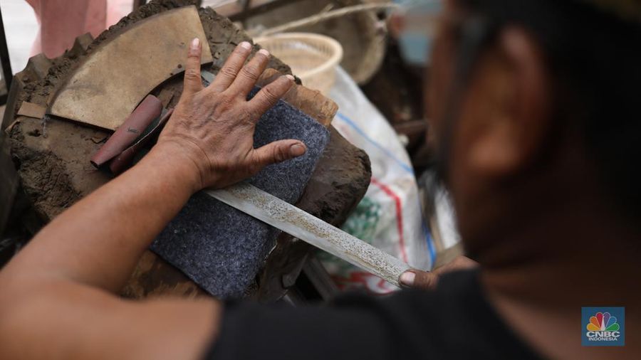 Jelang hari raya Idul Adha, pesanan berupa golok khusus untuk menyembelih hewan hingga pisau kecil mengalami peningkatan. (CNBC Indonesia/Tri Susilo)