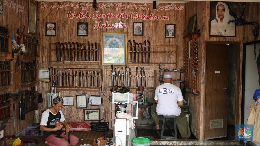 Jelang hari raya Idul Adha, pesanan berupa golok khusus untuk menyembelih hewan hingga pisau kecil mengalami peningkatan. (CNBC Indonesia/Tri Susilo) Jelang hari raya Idul Adha, pesanan berupa golok khusus untuk menyembelih hewan hingga pisau kecil mengalami peningkatan. (CNBC Indonesia/Tri Susilo)