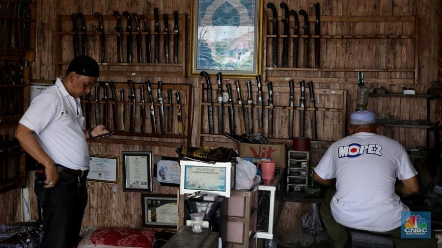 Jelang hari raya Idul Adha, pesanan berupa golok khusus untuk menyembelih hewan hingga pisau kecil mengalami peningkatan. (CNBC Indonesia/Tri Susilo) Jelang hari raya Idul Adha, pesanan berupa golok khusus untuk menyembelih hewan hingga pisau kecil mengalami peningkatan. (CNBC Indonesia/Tri Susilo)