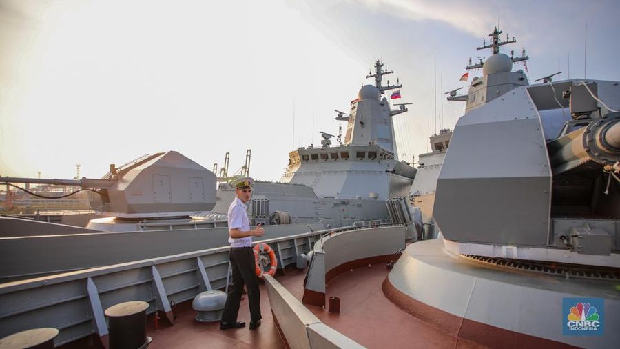 Kapal perang milik tentara Rusia RFS Aldar Tsidenzhapov-339 dan RFS Rezkiy-343 sandar di Pelabuhan Tanjung Priok, Jakarta, Selasa (3/6/2025). (CNBC Indonesia/Faisal Rahman) Kapal perang milik tentara Rusia RFS Aldar Tsidenzhapov-339 dan RFS Rezkiy-343 sandar di Pelabuhan Tanjung Priok, Jakarta, Selasa (3/6/2025). (CNBC Indonesia/Faisal Rahman)