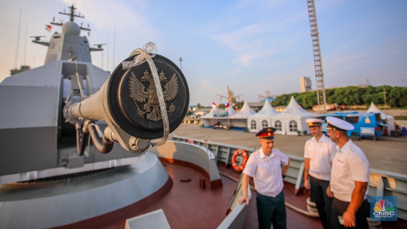Kapal perang milik tentara Rusia RFS Aldar Tsidenzhapov-339 dan RFS Rezkiy-343 sandar di Pelabuhan Tanjung Priok, Jakarta, Selasa (3/6/2025). (CNBC Indonesia/Faisal Rahman) Kapal perang milik tentara Rusia RFS Aldar Tsidenzhapov-339 dan RFS Rezkiy-343 sandar di Pelabuhan Tanjung Priok, Jakarta, Selasa (3/6/2025). (CNBC Indonesia/Faisal Rahman)