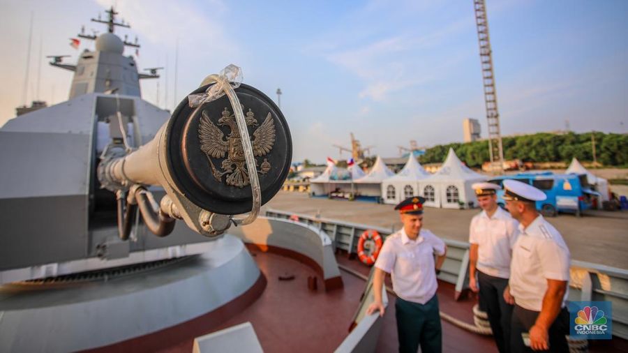 Kapal perang milik tentara Rusia RFS Aldar Tsidenzhapov-339 dan RFS Rezkiy-343 sandar di Pelabuhan Tanjung Priok, Jakarta, Selasa (3/6/2025). (CNBC Indonesia/Faisal Rahman) Kapal perang milik tentara Rusia RFS Aldar Tsidenzhapov-339 dan RFS Rezkiy-343 sandar di Pelabuhan Tanjung Priok, Jakarta, Selasa (3/6/2025). (CNBC Indonesia/Faisal Rahman)