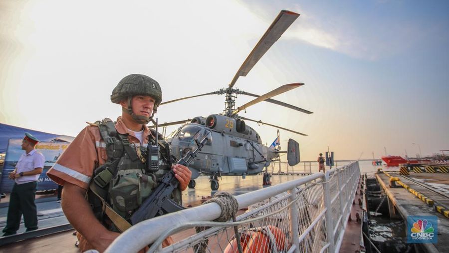 Kapal perang milik tentara Rusia RFS Aldar Tsidenzhapov-339 dan RFS Rezkiy-343 sandar di Pelabuhan Tanjung Priok, Jakarta, Selasa (3/6/2025). (CNBC Indonesia/Faisal Rahman) Kapal perang milik tentara Rusia RFS Aldar Tsidenzhapov-339 dan RFS Rezkiy-343 sandar di Pelabuhan Tanjung Priok, Jakarta, Selasa (3/6/2025). (CNBC Indonesia/Faisal Rahman)