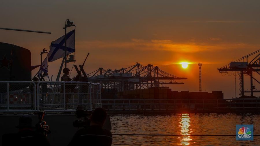 Kapal perang milik tentara Rusia RFS Aldar Tsidenzhapov-339 dan RFS Rezkiy-343 sandar di Pelabuhan Tanjung Priok, Jakarta, Selasa (3/6/2025). (CNBC Indonesia/Faisal Rahman)