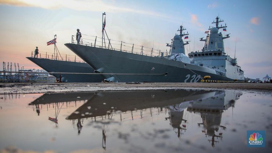 Kapal perang milik tentara Rusia RFS Aldar Tsidenzhapov-339 dan RFS Rezkiy-343 sandar di Pelabuhan Tanjung Priok, Jakarta, Selasa (3/6/2025). (CNBC Indonesia/Faisal Rahman) Kapal perang milik tentara Rusia RFS Aldar Tsidenzhapov-339 dan RFS Rezkiy-343 sandar di Pelabuhan Tanjung Priok, Jakarta, Selasa (3/6/2025). (CNBC Indonesia/Faisal Rahman)