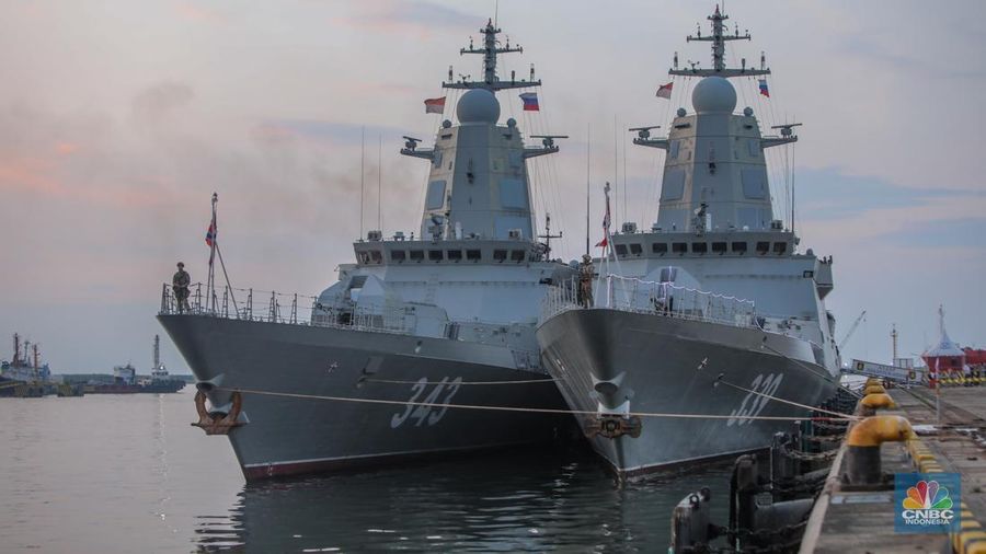Kapal perang milik tentara Rusia RFS Aldar Tsidenzhapov-339 dan RFS Rezkiy-343 sandar di Pelabuhan Tanjung Priok, Jakarta, Selasa (3/6/2025). (CNBC Indonesia/Faisal Rahman) Kapal perang milik tentara Rusia RFS Aldar Tsidenzhapov-339 dan RFS Rezkiy-343 sandar di Pelabuhan Tanjung Priok, Jakarta, Selasa (3/6/2025). (CNBC Indonesia/Faisal Rahman)