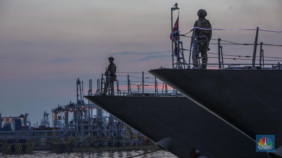 Kapal perang milik tentara Rusia RFS Aldar Tsidenzhapov-339 dan RFS Rezkiy-343 sandar di Pelabuhan Tanjung Priok, Jakarta, Selasa (3/6/2025). (CNBC Indonesia/Faisal Rahman)