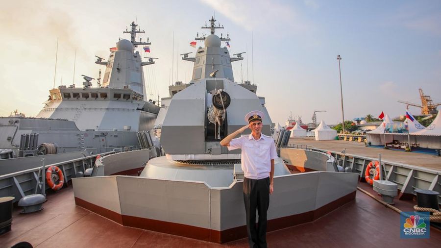 Kapal perang milik tentara Rusia RFS Aldar Tsidenzhapov-339 dan RFS Rezkiy-343 sandar di Pelabuhan Tanjung Priok, Jakarta, Selasa (3/6/2025). (CNBC Indonesia/Faisal Rahman)