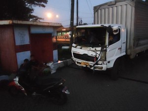Truk Rem Blong Lagi... Truk Rem Blong Lagi...